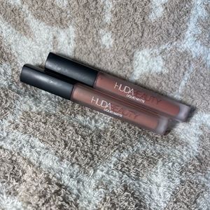 2 HUDA BEAUTY LIPPIES
